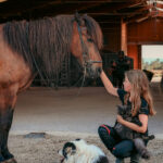 Mädchen mit Pferd, Hund und Katze am Gestüt Steinfeld